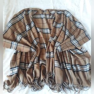 V. FRAAS Classic Camel Plaid Wrap Poncho